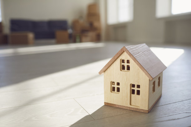 木制房子的模型地板上的新明亮的阳光房子。图片下载