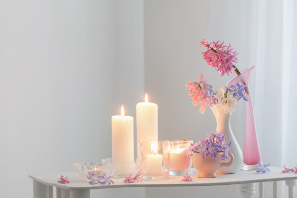 白色的室内点缀着春天的鲜花和燃烧的蜡烛图片下载
