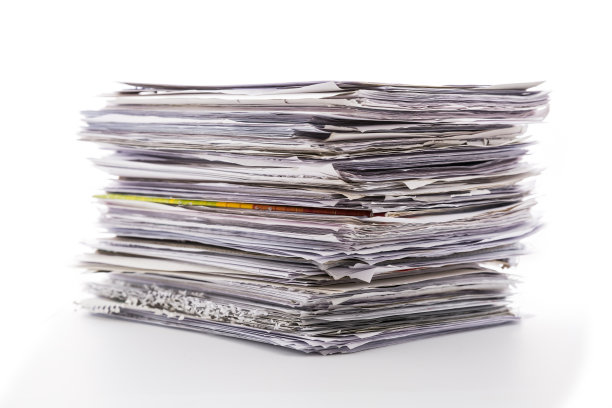 一大堆废纸孤立在白色上。准备回收图片下载