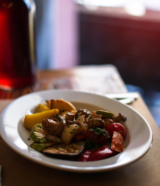 餐厅里的食物，酒，肉，沙拉，炖蔬菜。库存图片图片下载