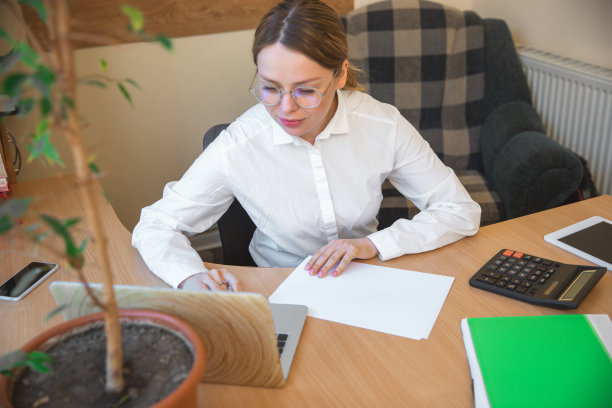 白人企业家，女商人，经理，集中精力在办公室工作图片下载