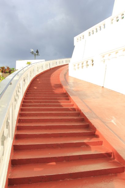 红色楼梯通往金山(Wat Saket宝塔)的顶部，曼谷，泰国图片下载