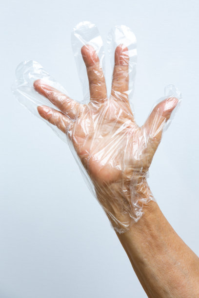 灰色背景，老妇人戴着一次性塑料手套，特写，预防新冠肺炎，冠状病毒，细菌，医疗保健图片下载