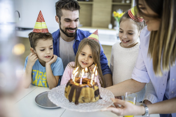 家庭庆祝生日在家库存照片图片下载