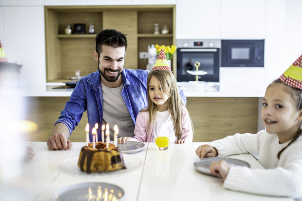 家庭庆祝生日在家库存照片图片下载