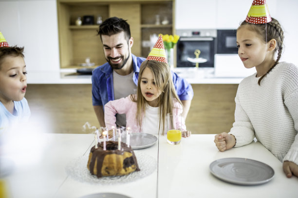 家庭庆祝生日在家库存照片图片下载
