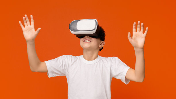 少年在虚拟现实头盔享受3D技术图片下载
