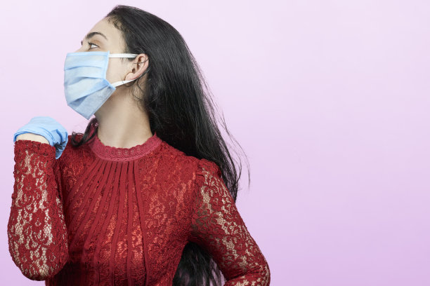 佩戴外科口罩的女士图片下载