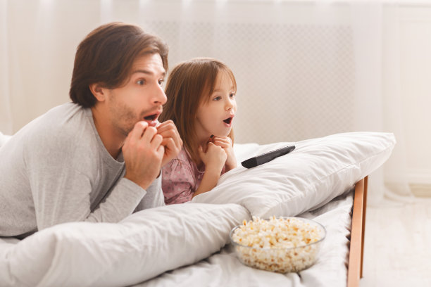 单亲父亲带着小女儿看着恐怖图片下载