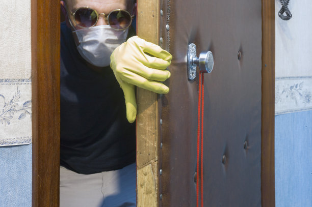 戴着药面罩的人进了门图片下载