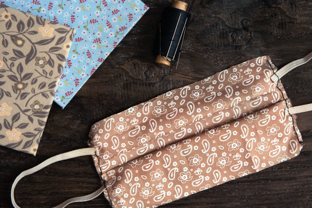 木桌上的手工棉医用口罩图片下载