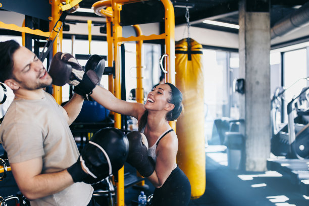 年轻女子在拳击训练出拳袋图片下载