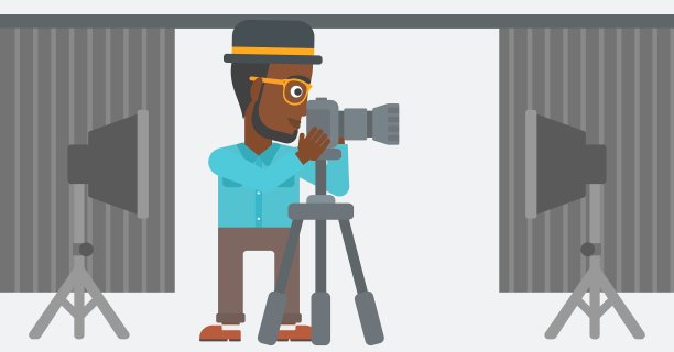 摄影师与相机在三脚架上工作图片下载