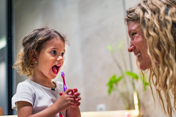 母女俩在浴室里刷牙图片下载