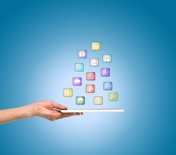 商业女性使用数字平板电脑与图标虚拟按钮图片下载