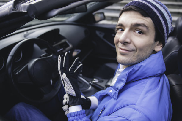 男人在城市里开车图片下载