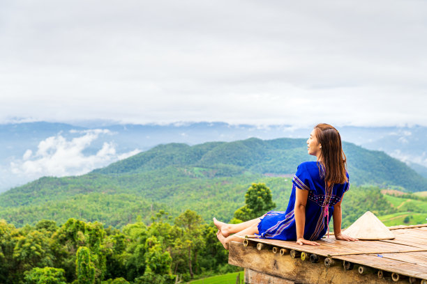 游客穿着山地部落的衣服坐在梯田上看稻田。清迈美湛的班班邦邦北部地区有泰国最美丽的梯田。图片下载