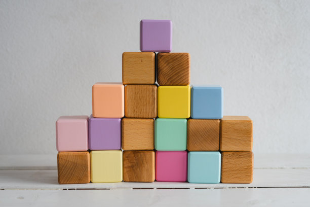 这些木制的立方体色彩斑斓，自然自然。孩子们的多维数据集图片下载