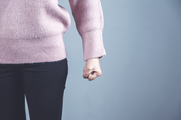 愤怒的女人的拳头图片下载
