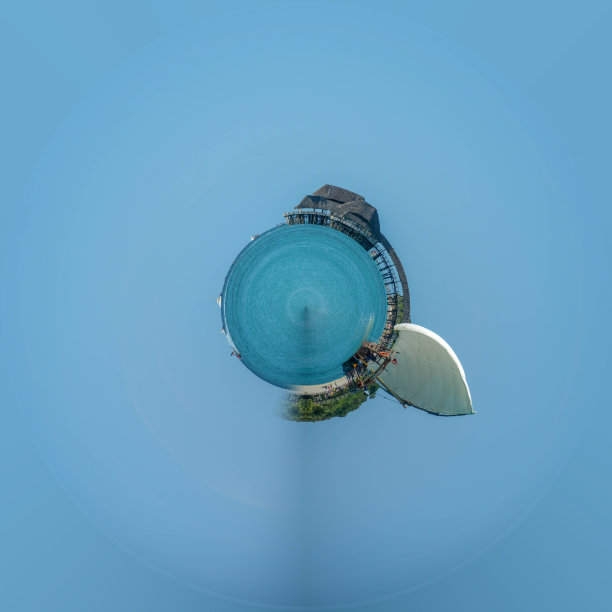 360颗行星的美丽海景，帆船和水上木制餐厅图片下载