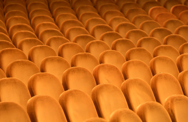 戏院里空荡荡的一排排长凳。图片下载