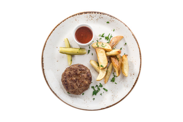 在白色背景上分离出的带有土豆楔子和腌黄瓜的肉饼图片下载