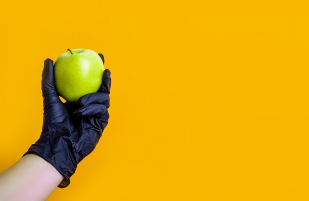 手拉手握着苹果。图片下载