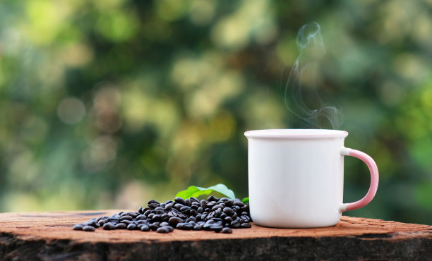 热咖啡上的木制背景和文字空间图片下载