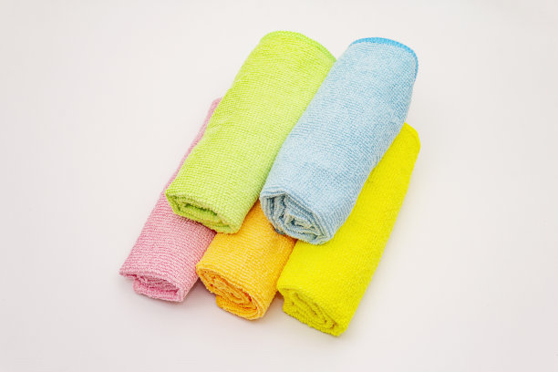 一套彩色的抹布孤立在白色的背景。居家清洁用品，居家消毒检疫图片下载