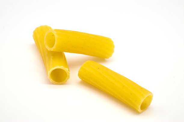 白色背景上的一堆意大利面图片下载