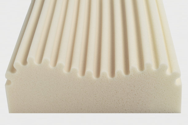 具有记忆效果的骨科枕头。医疗枕头。泡沫橡胶。舒适记忆枕头在头部下与一个凹槽下的肩膀隔离在白色背景。睡觉的支持图片下载