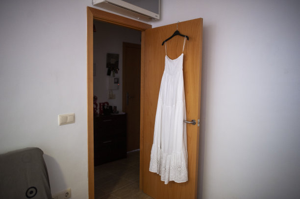 婚纱挂在木门上图片下载