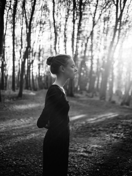 森林里一个年轻美丽的女人的肖像图片下载