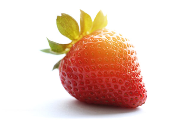 草莓的特写在白色的背景图片下载