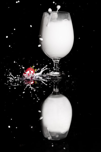 草莓和牛奶图片下载