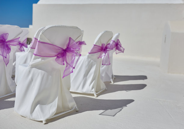 紫色蝴蝶结的白色椅子图片下载