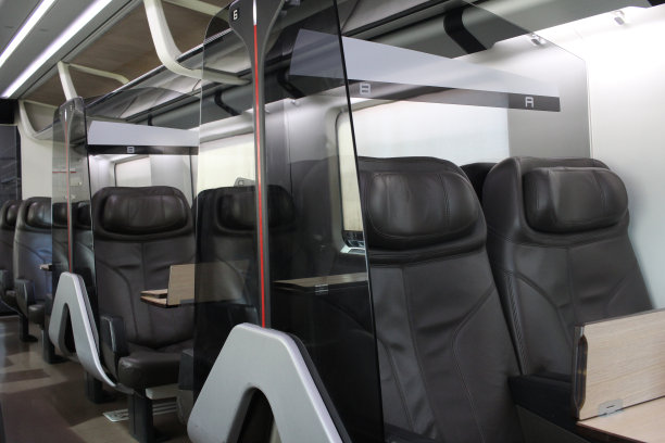 高速列车头等舱的一排乘客棕色皮革座椅，空舒适的豪华汽车座椅图片下载