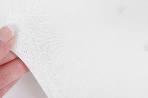 具有记忆效果的骨科枕头。治疗睡眠的枕头。舒适记忆枕头在头部下与一个凹槽下的肩膀隔离在白色背景。支持枕头睡觉图片下载