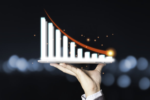 商人手持平板电脑与信息图形财务图表和减少红色箭头。它是经济衰退和萧条的象征。图片下载