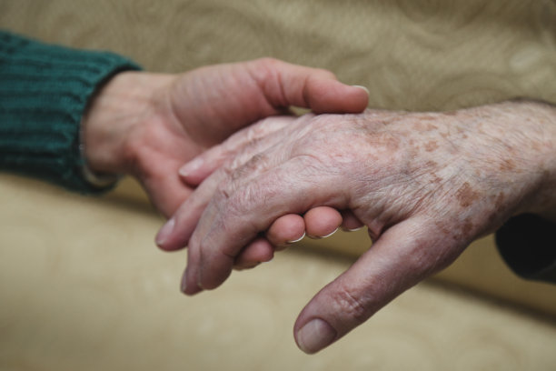 女人的手给人力量和安慰，老年绅士的手也一样图片下载