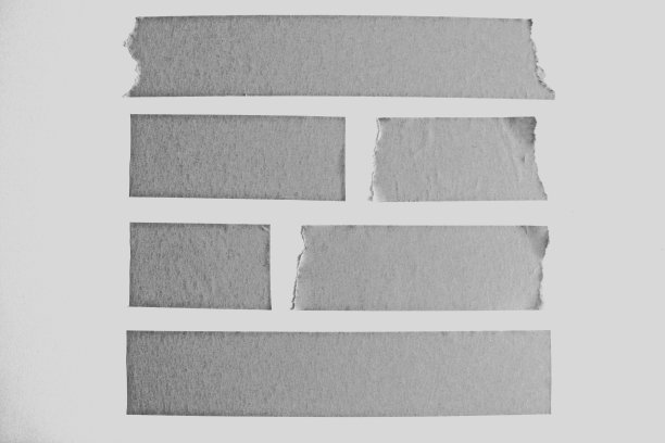黑白纸带孤立在白色背景上，看起来像块墙背景图片下载