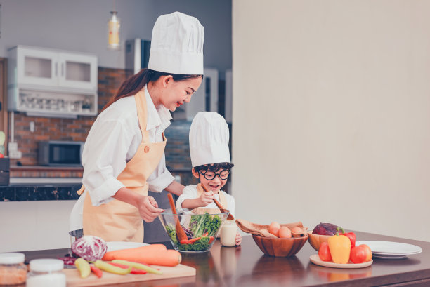 妈妈和孩子在家一起做饭。保持社交距离和呆在家里注意安全。家庭活动Covid-19的影响和阻止病毒爆发图片下载