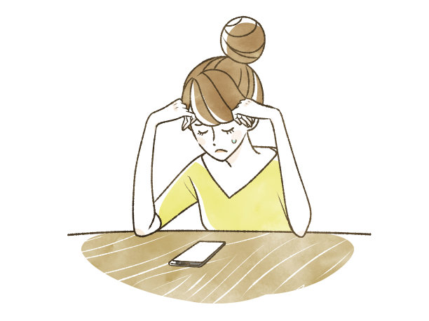 一名女子一边看智能手机一边发愁图片下载