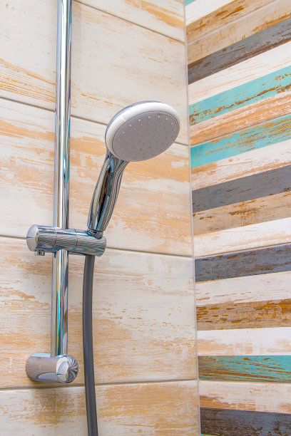 浴室里的喷枪挂在墙上图片下载