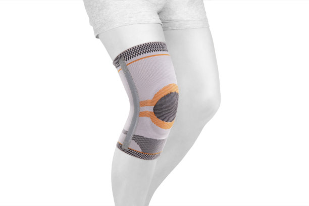 腿上的膝盖支撑支架孤立在白色背景上。整形外科解剖矫正法。用于膝关节固定、损伤和疼痛的支架。矫正器。脚矫正法。膝关节绷带袖。弹性运动图片下载