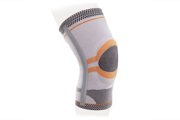 腿上的膝盖支撑支架孤立在白色背景上。整形外科解剖矫正法。用于膝关节固定、损伤和疼痛的支架。矫正器。脚矫正法。膝关节绷带袖。弹性运动图片下载