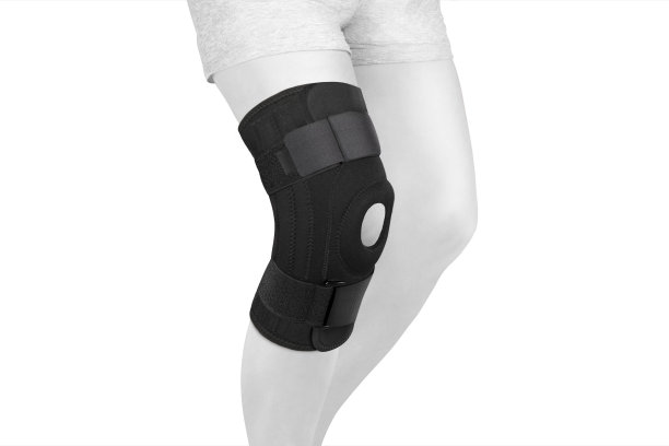 腿上的膝盖支撑支架孤立在白色背景上。整形外科解剖矫正法。用于膝关节固定、损伤和疼痛的支架。矫正器。脚矫正法。膝关节绷带袖。弹性运动图片下载