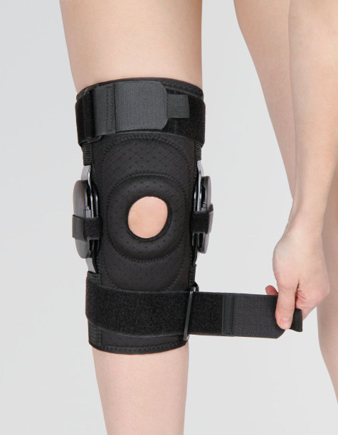 腿上的膝盖支撑支架孤立在白色背景上。整形外科解剖矫正法。用于膝关节固定、损伤和疼痛的支架。矫正器。脚矫正法。膝关节绷带袖。弹性运动图片下载