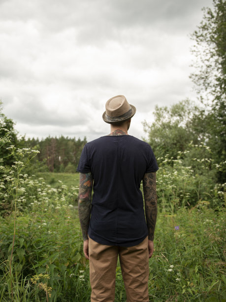 男人站在田野里看风景图片下载
