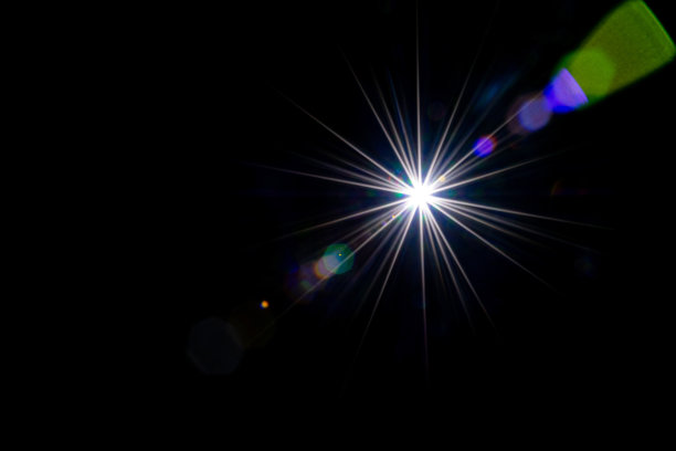 镜头阳光抽象背景。太阳照耀射线星斑辉光。镜头对黑色的阳光闪光效果。很容易添加为覆盖或滤镜的照片图片下载